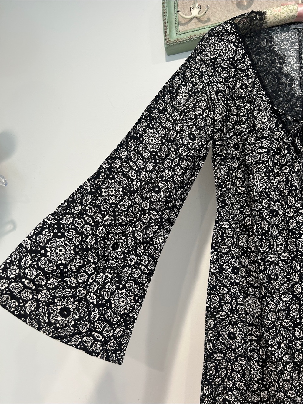 Charlotte Russe Black White Bohemian Floral Lace-Trim bell sleeve Mini Dress Md - Picture 4 of 8